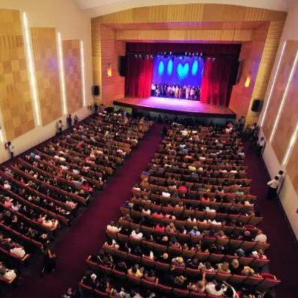 Lee más sobre el artículo UN TEATRO, UNA VOZ Y UNA HISTORIA