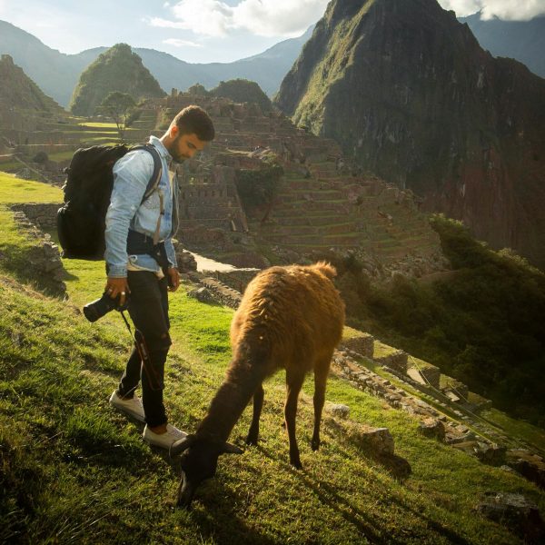 Lee más sobre el artículo Llegada de turistas internacionales a Perú crece solo 4,1 % hasta agosto de 2025: ¿qué revela esto para el turismo nacional?